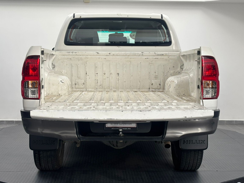 Toyota Comerciales Hilux Pick-Up 4 pts. SR, Doble Cab., TM5, a/ac., VE, RA-17 2023